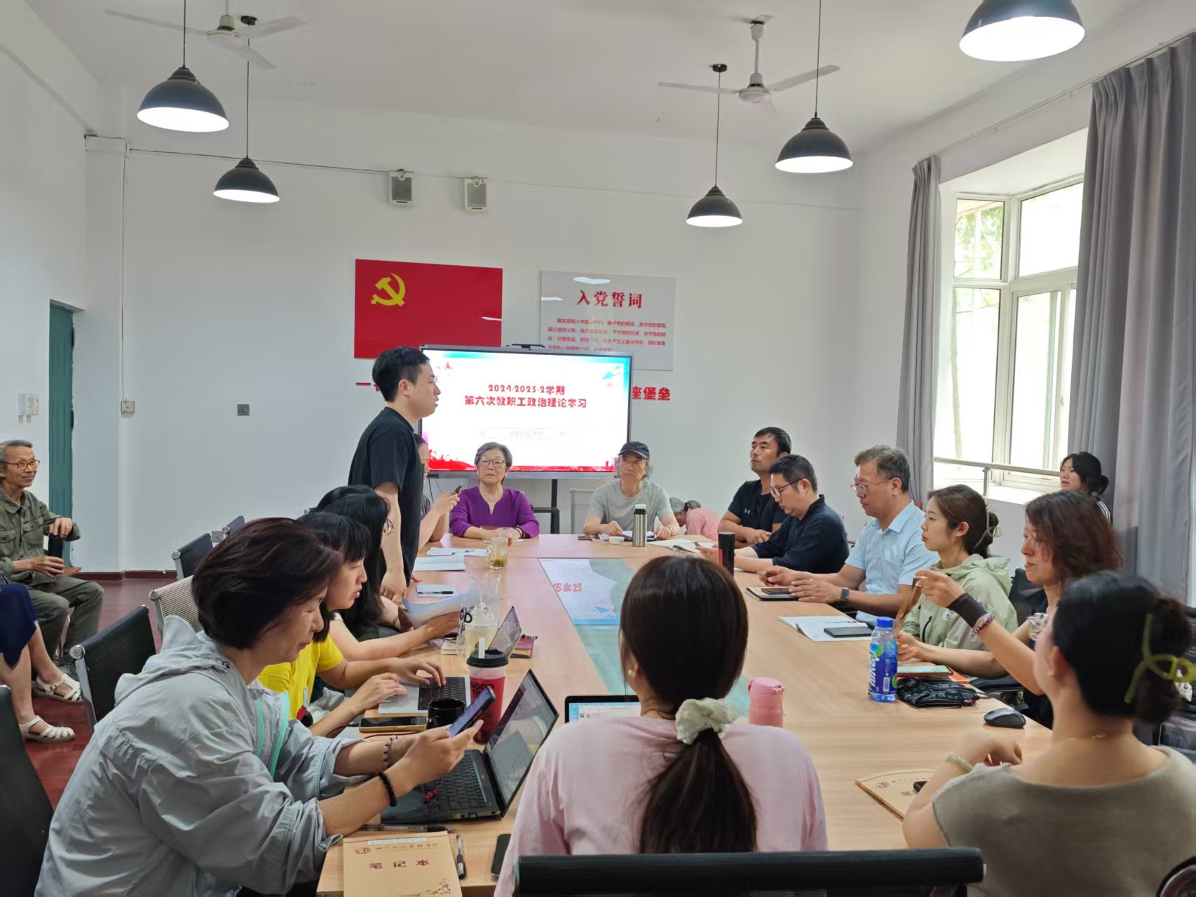 心理与教育学院开展本学期第六次教职工政治理论学习会